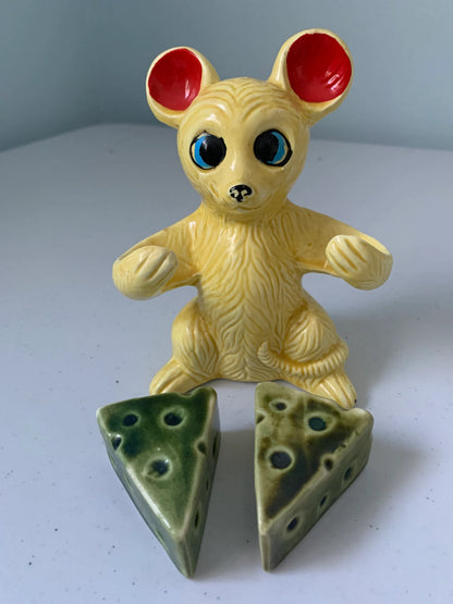 Vintage Mouse Holding Cheese Wedges Salt & Pepper Shakers, Made in Japan, Mouse with Cheese Salt and Pepper, Kitschy Mouse, Mouse Figurine