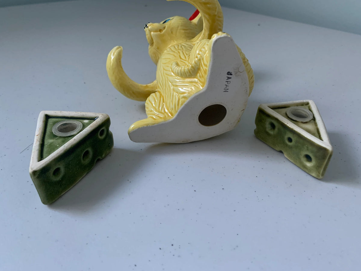 Vintage Mouse Holding Cheese Wedges Salt & Pepper Shakers, Made in Japan, Mouse with Cheese Salt and Pepper, Kitschy Mouse, Mouse Figurine