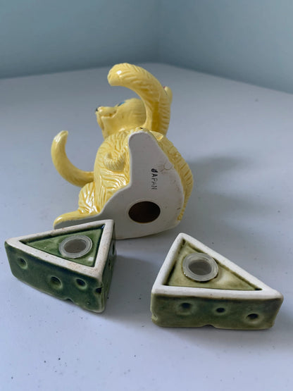 Vintage Mouse Holding Cheese Wedges Salt & Pepper Shakers, Made in Japan, Mouse with Cheese Salt and Pepper, Kitschy Mouse, Mouse Figurine