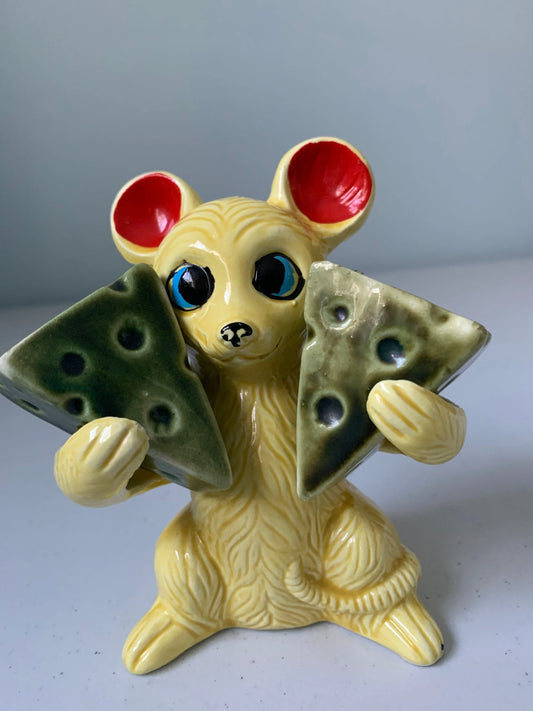 Vintage Mouse Holding Cheese Wedges Salt & Pepper Shakers, Made in Japan, Mouse with Cheese Salt and Pepper, Kitschy Mouse, Mouse Figurine