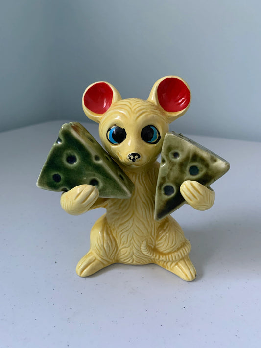 Vintage Mouse Holding Cheese Wedges Salt & Pepper Shakers, Made in Japan, Mouse with Cheese Salt and Pepper, Kitschy Mouse, Mouse Figurine